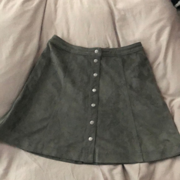 Abercrombie & Fitch mini skirt in olive green - Picture 2 of 3